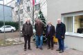 Članovi Uprave okitili božićno drvce u dvorištu Doma HATZ-a 11. prosinca 2015.